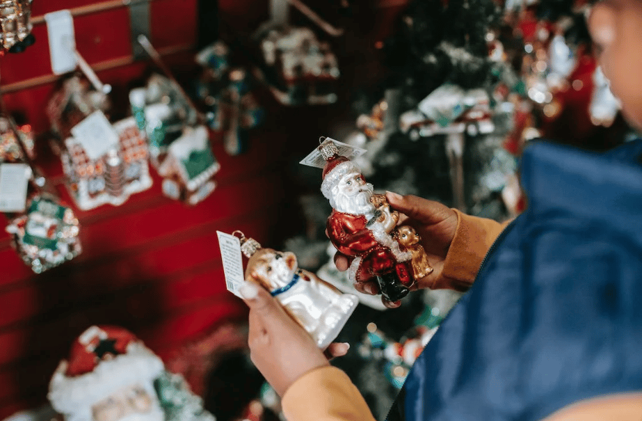 commerçant sur un marche de Noel qui vend des décorations de noel
